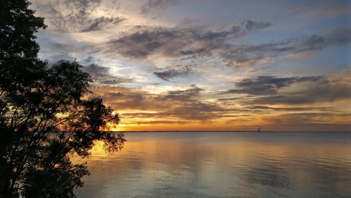 Evening light over Lake Erie from the shore